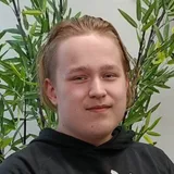 Kuvassa on Roni, joka on Jousti-sovelluksen kehittäjä.